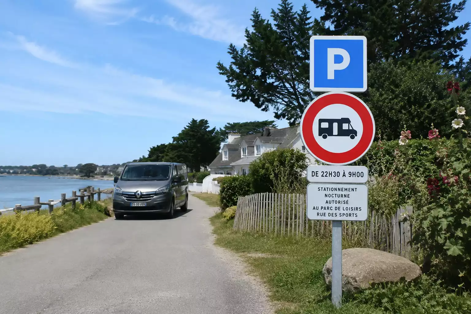 Panneau d’interdiction de stationner pour les camping-cars : que signifie-t-il ?