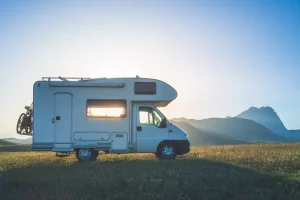 Hauteur d’un camping-car : les mesures à connaître avant de prendre la route