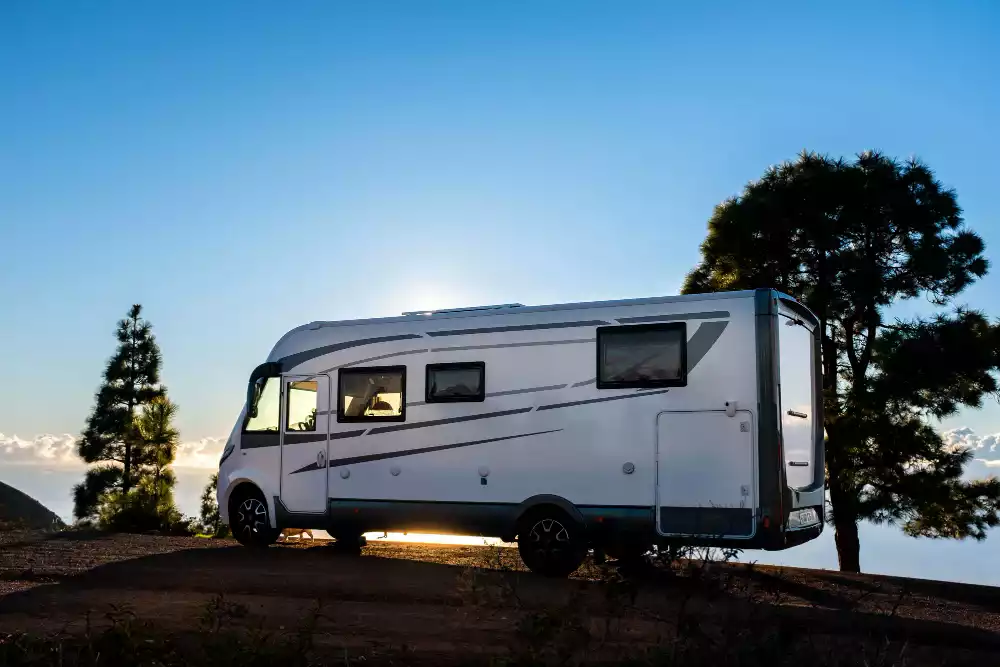 Pensez aussi à la hauteur lorsque le camping-car ne roule pas