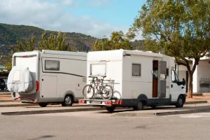 Porte-à-faux d’un camping-car : comment le mesurer et éviter de toucher ?